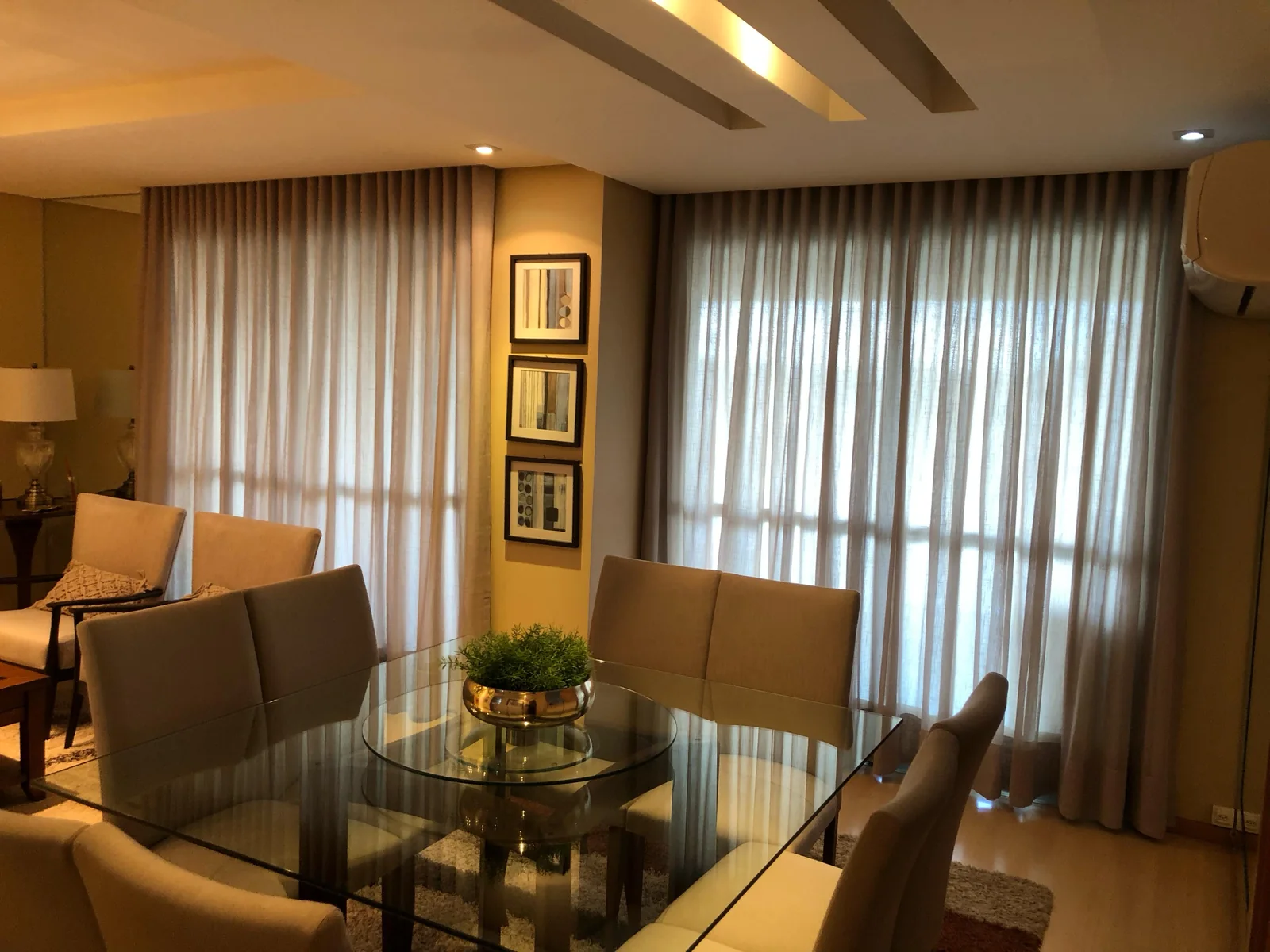 Ambiente com cortinas instaladas pela Vavá Cortinas e Persianas